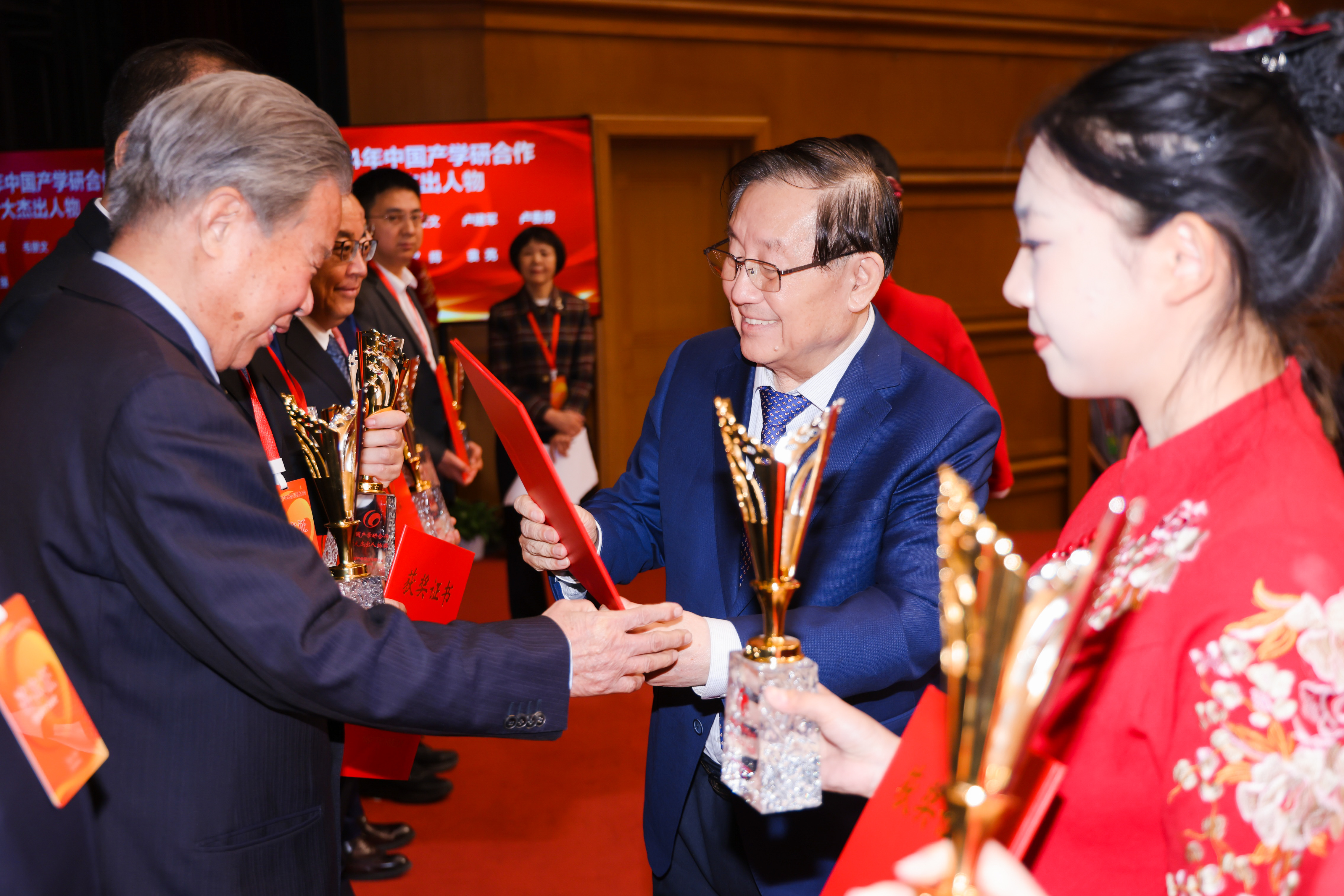 接受奖杯和证书.jpg
